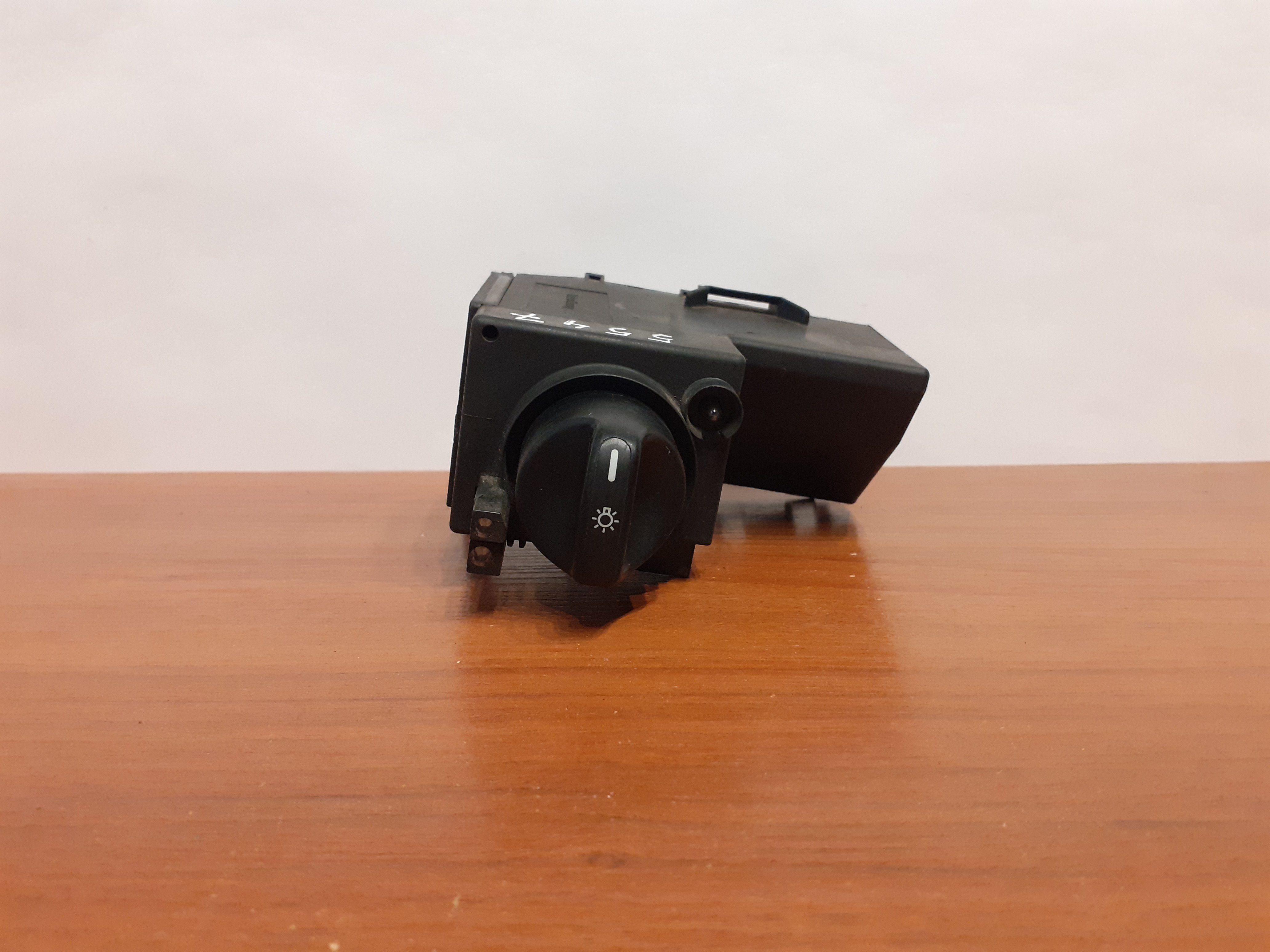 MERCEDESBENZ E (W210) Headlight Switch Control Unit 2105450104, 5547
