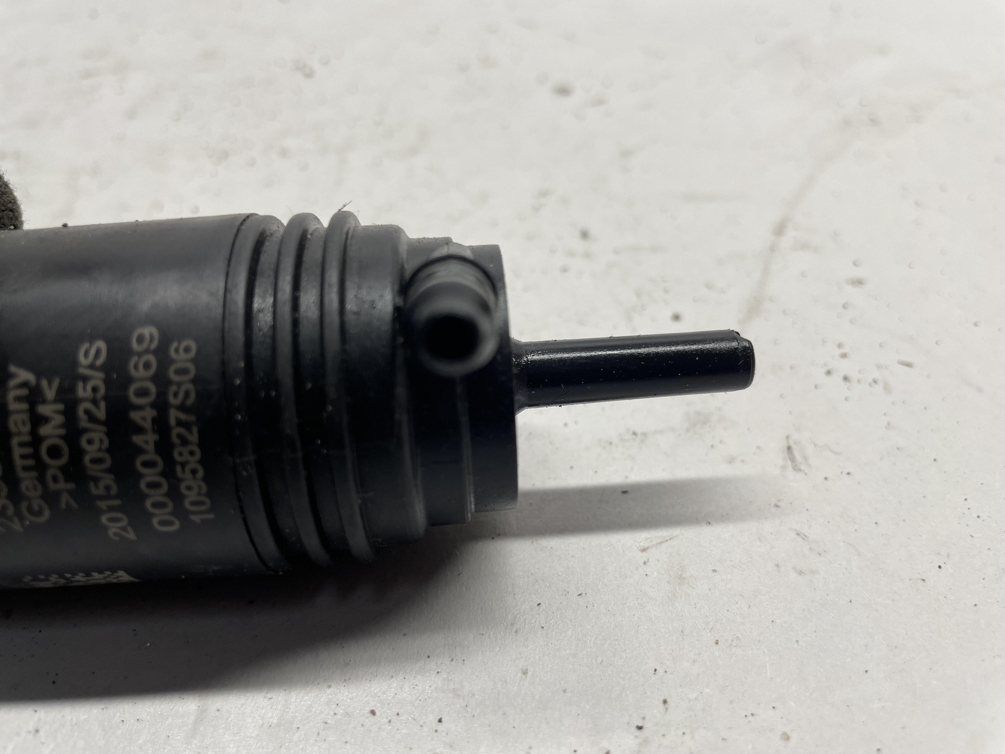 まさ 2016 BMW 3 F30 F80 Front Windshield Windscreen washer Tank