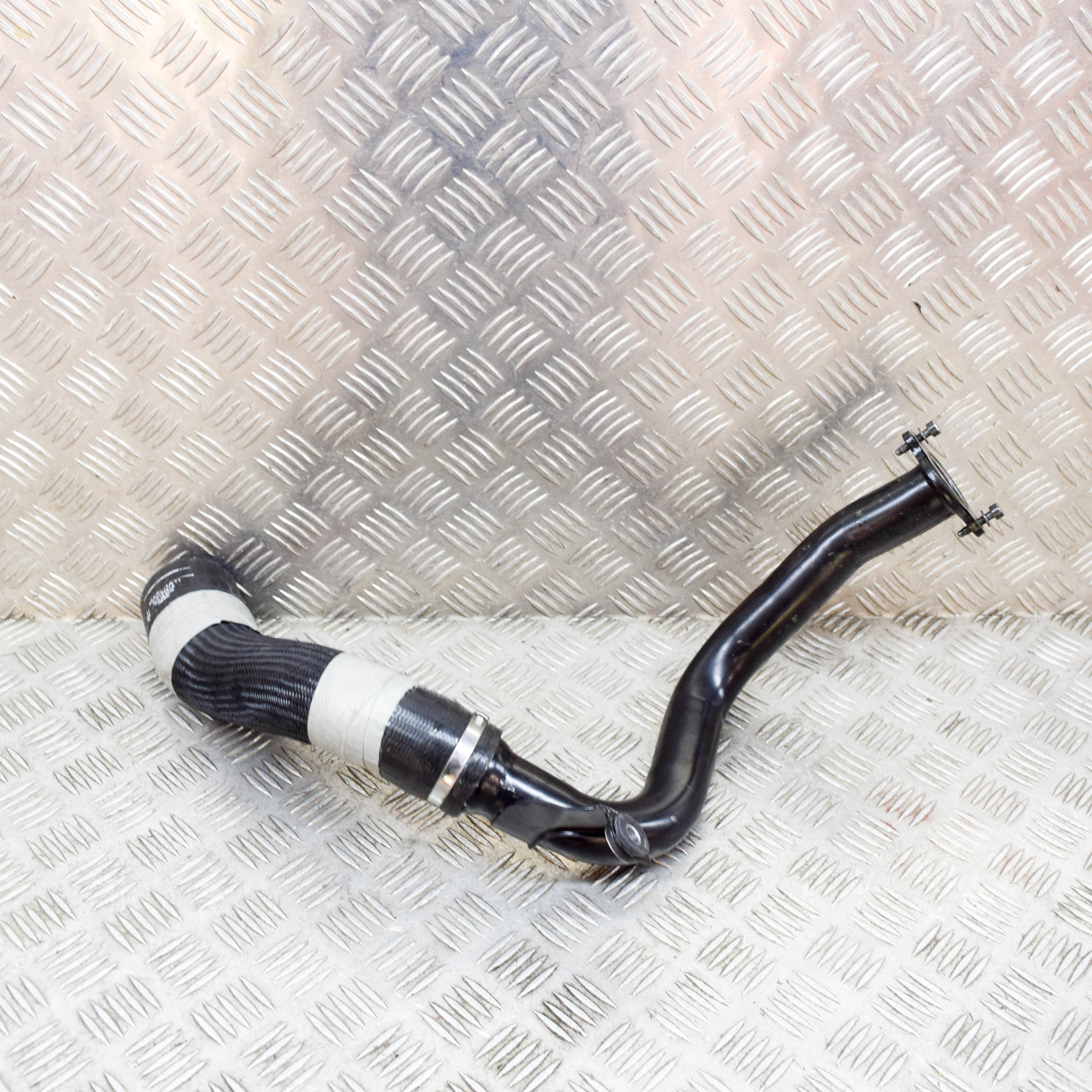 インタークーラー MASERATI LEVANTE M161 Left Side Intercooler Hose 670104915