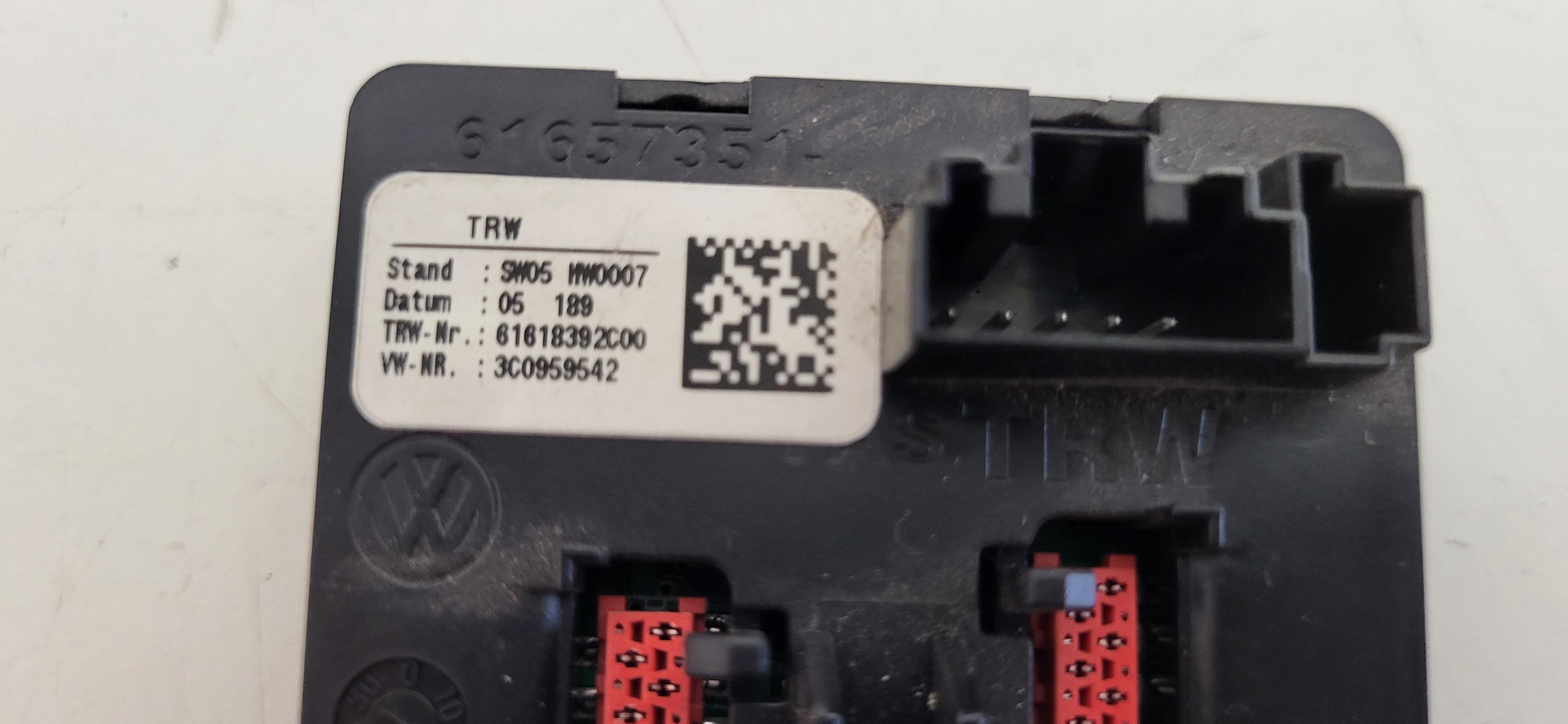 VOLKSWAGEN Passat B6 (20052010) Steering wheel buttons / switches