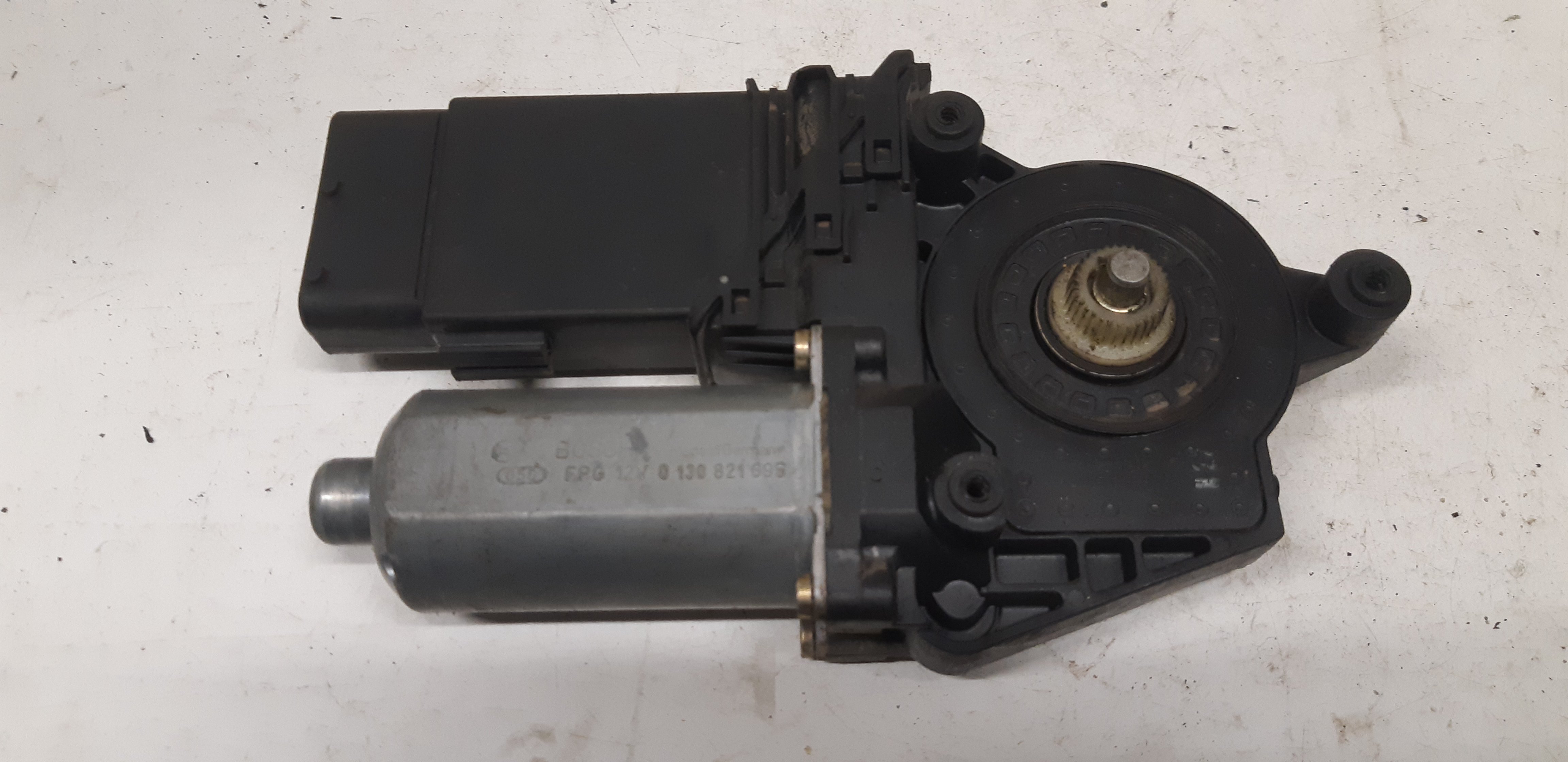 Volkswagen Passat (3B2) Sedan 1.9 TDi 110 (AVG(Euro 2)) MOTOR RAAMMECHANIEK LINKS VOOR  19 0130821695 |0130821695|VW||