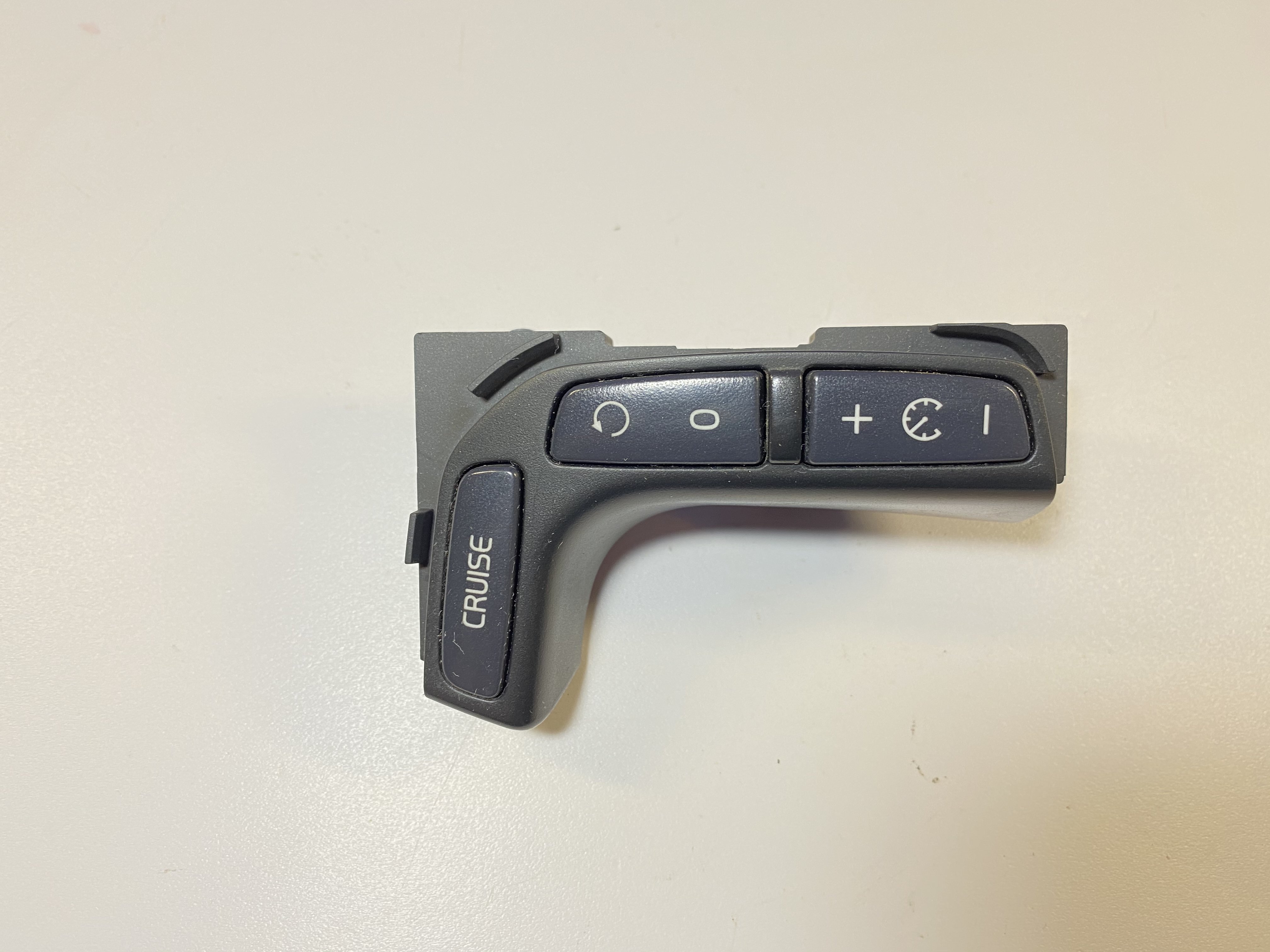 VOLVO S60, V70, S80, XC90, XC70 Cruise Control Buttons 30739571 2007